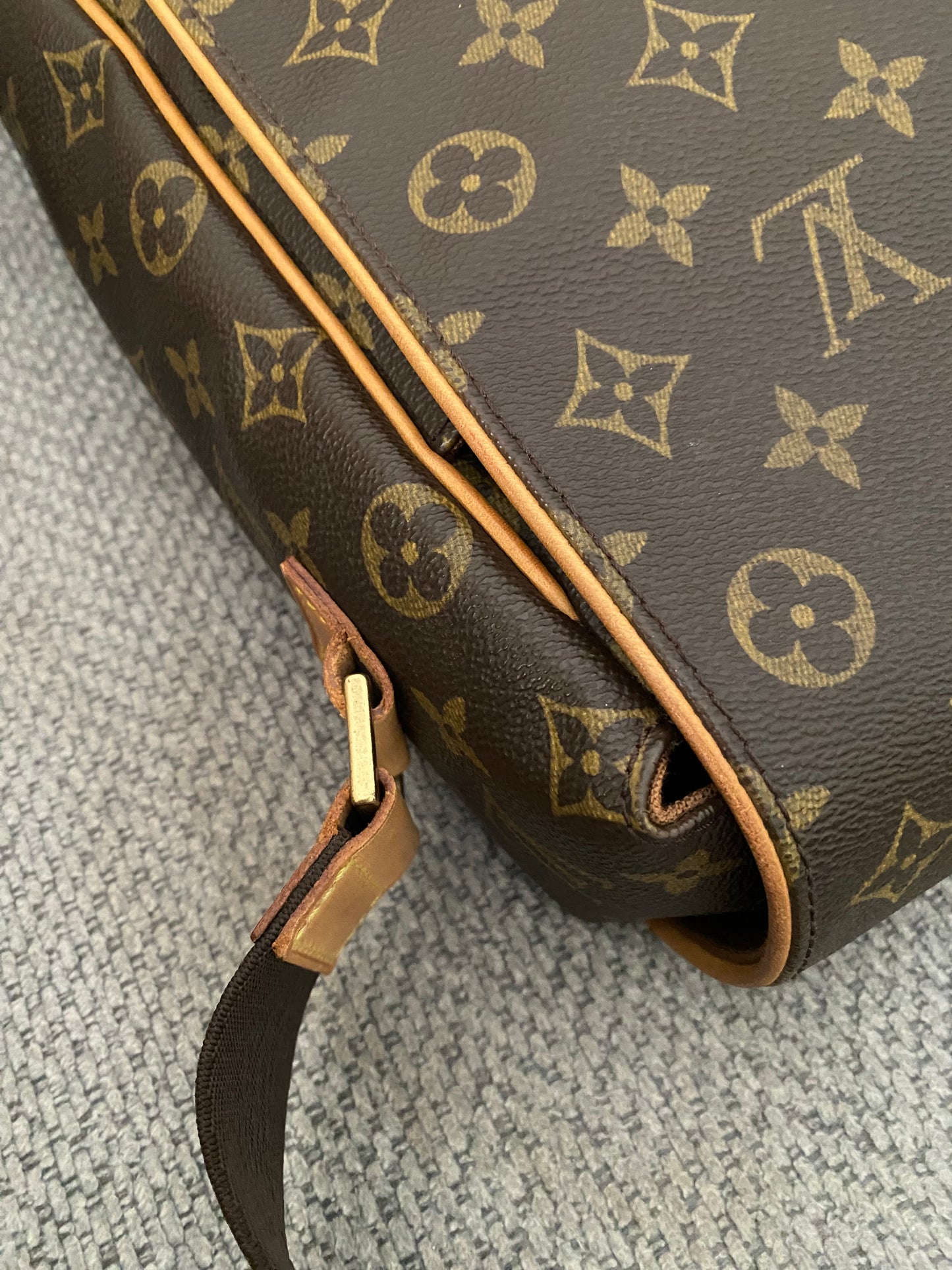 Louis Vuitton Abbesses Messenger Laptop Bag Brown Monogram Canvas
