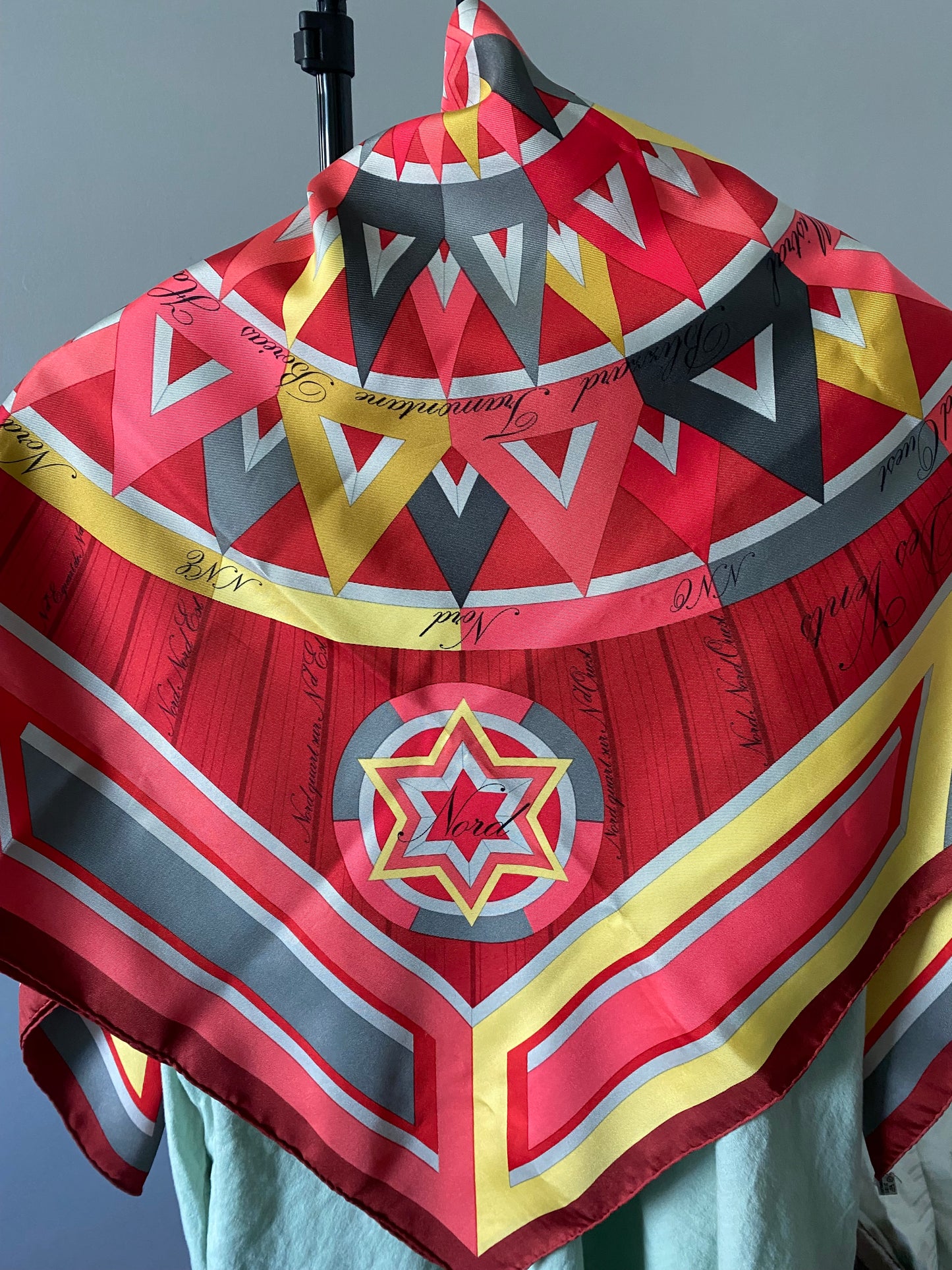 Hermes Le Rose Deo Vents Carre 90 Silk 100% Scarf