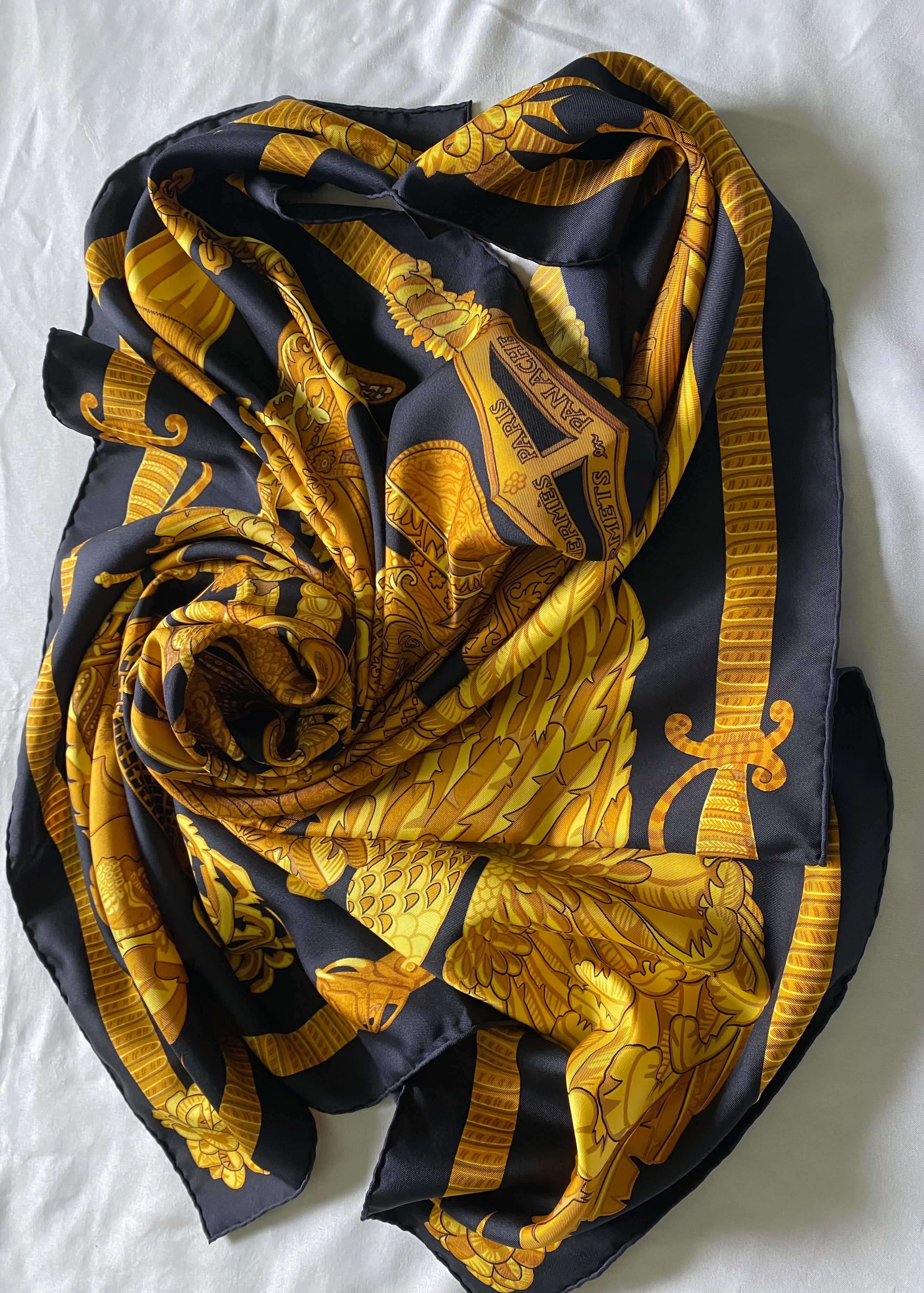 HERMES シルク スカーフ ブラック ゴールド Hermès “Armets en Panache” Carre Black & Gold 100% Silk Scarf